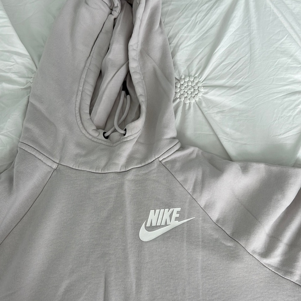 🧥: Nike hoodie